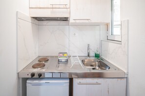 Réfrigérateur, cafetière/bouilloire, bouilloire électrique, grille-pain