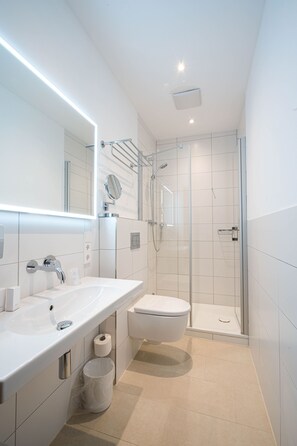 Dusj, hårføner og håndklær