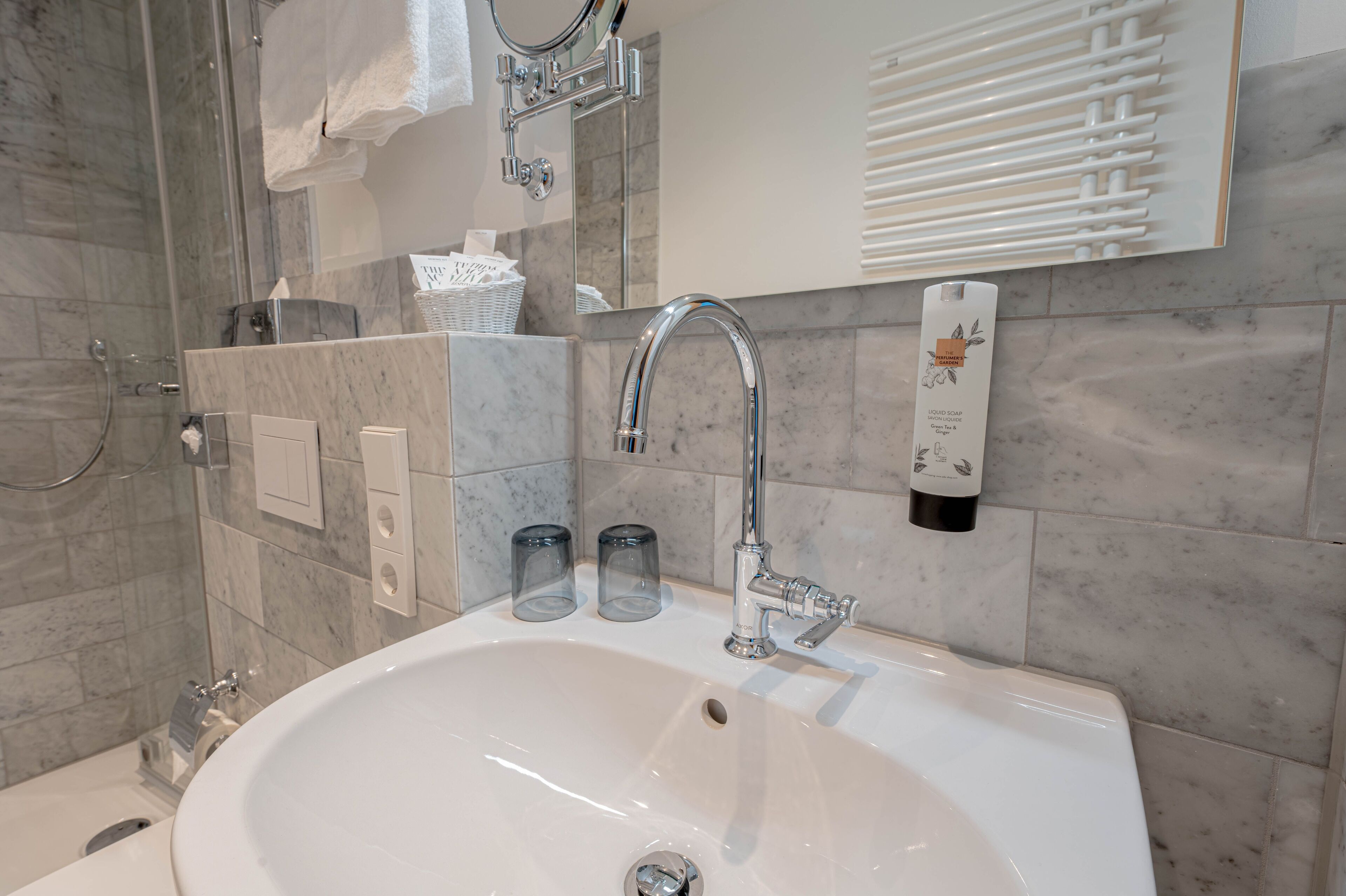 Douche, sèche-cheveux, serviettes fournies