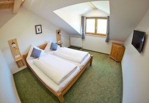 Room - FeWo Glück Auf, 2-4 Personnen 1 Schlafzimmer, Wohnküche, Mansarde m. Dachgaube (Schönau am Königssee)