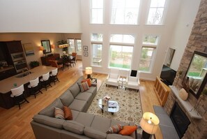 TV a schermo piatto, caminetto