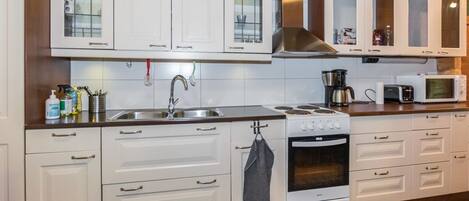 Refrigerador, microondas, utensilios de cocina