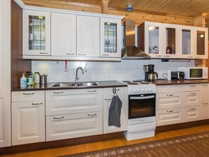 Kühlschrank, Mikrowelle, Kochgeschirr/Geschirr/Besteck