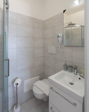 Douche, sèche-cheveux, bidet, serviettes fournies