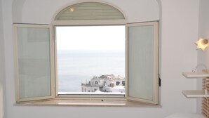 A bedroom with a large window, a bed, and a bedside table. - Positano Center - Guest 4+2 People in 2 Bedrooms, 2 Bathrooms - AC and WiFi free (Positano)
