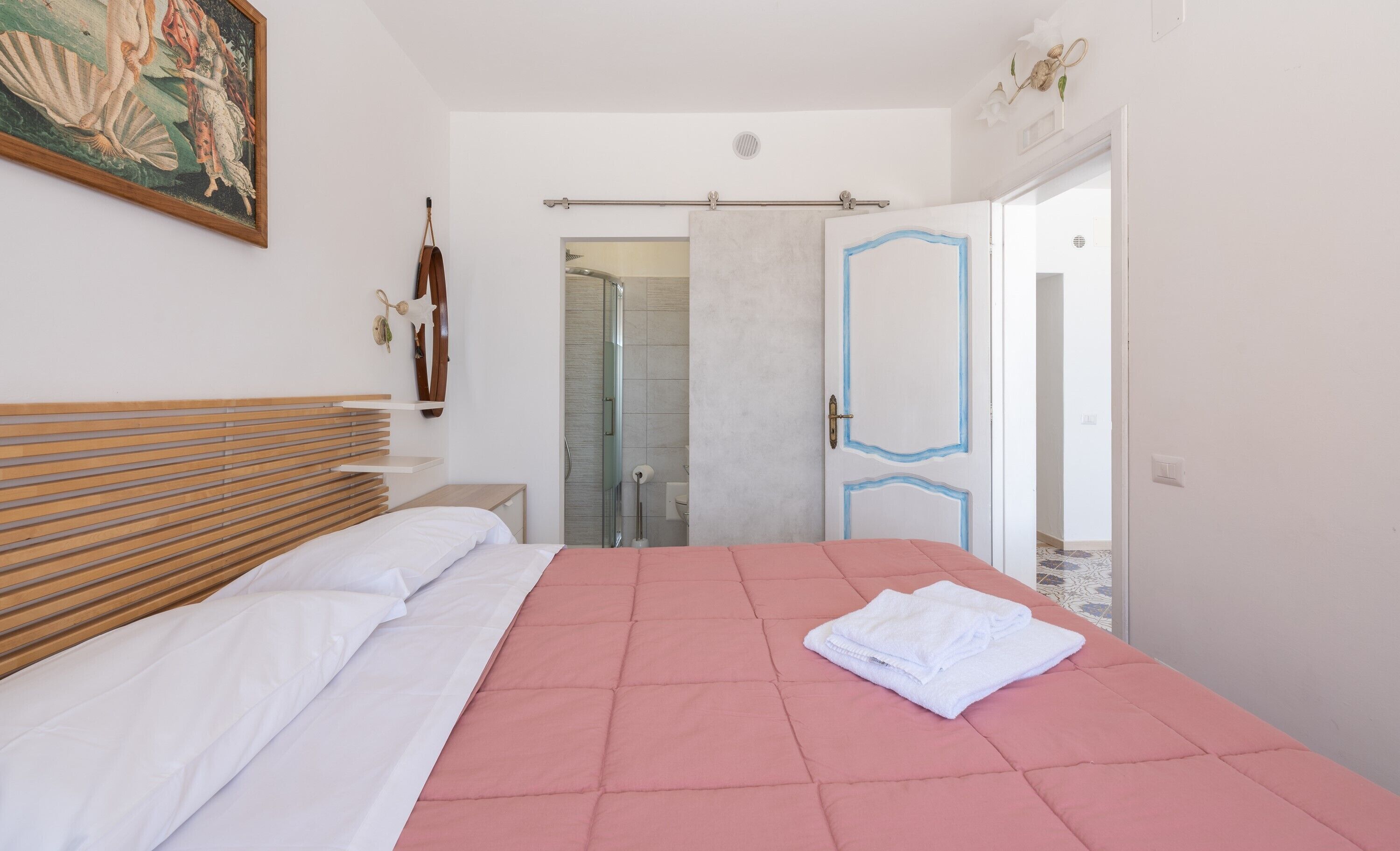 3 bedrooms, iron/ironing board, WiFi (free), bed sheets