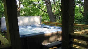 Outdoor spa tub - Vintage River Cabin, Log, Riverfront, Fireplace, dock, hottub, skylights, CHARM (Luray)
