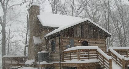 Vintage River Cabin, Log, Riverfront, Fireplace, dock, hottub, skylights, CHARM