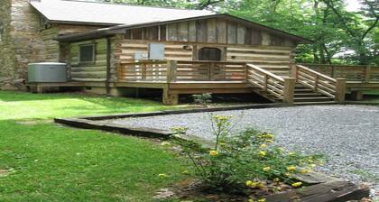 Vintage River Cabin, Log, Riverfront, Fireplace, dock, hottub, tragaluces, CHARM