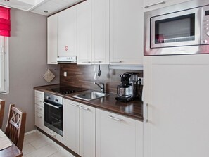 Kühlschrank, Mikrowelle, Geschirrspüler, Kochgeschirr/Geschirr/Besteck