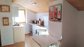 Kjøleskap, ovn, kokeplater og brødrister