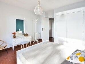 2 bedrooms, iron/ironing board, WiFi