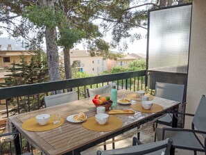 Outdoor dining - Le Clos Marin by Interhome (Saint Cyr sur mer Les Lecques)