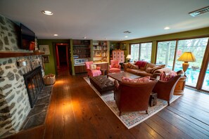 Smart-TV, Kamin, Tischtennisplatte, Bücher