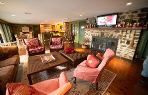 Smart TV, chimenea, mesa de ping pong, libros