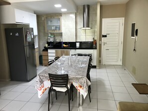 Fridge, microwave, oven, stovetop - BEACH LIVING APARTMENTS (Porto das Dunas)