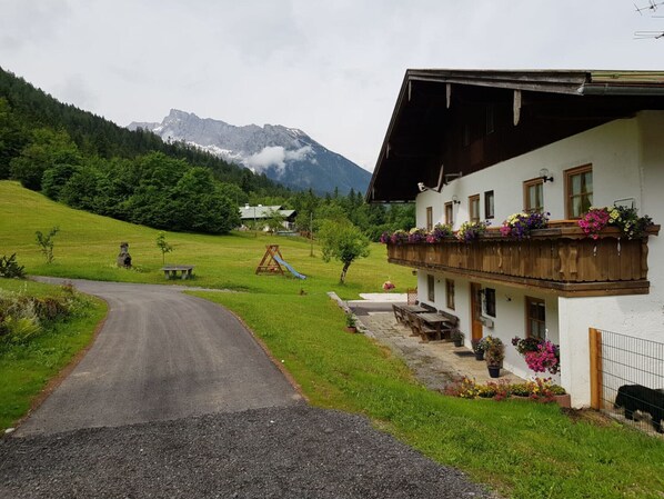 Terrace/patio - Ferienwohnung Hochkalter für 2 Personen, kombinierter Wohn- Schlafraum, Dusche/WC, Balkon, 36 qm (Schönau am Königssee)