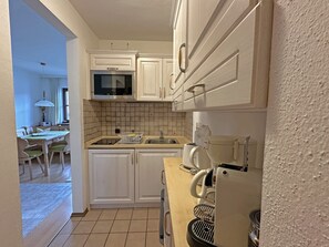 Kühlschrank, Mikrowelle, Herdplatte, Geschirrspüler