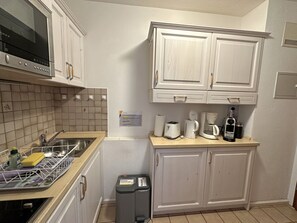 Kühlschrank, Mikrowelle, Herdplatte, Geschirrspüler