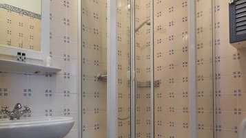 Een haardroger, handdoeken