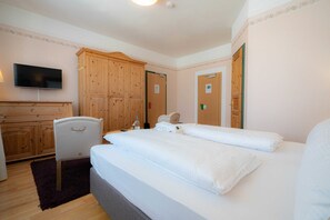 1 bedroom, in-room safe, WiFi, bed sheets - Double room - Logierhaus at the monument (Norderney)