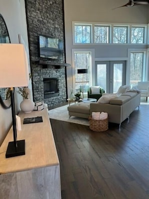 TV, fireplace - SERENE ON THE STREAM is a modern luxury cabin that overlooks a soothing, flowing (Broken Bow)