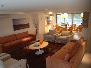 TV, mesa de pingue-pongue