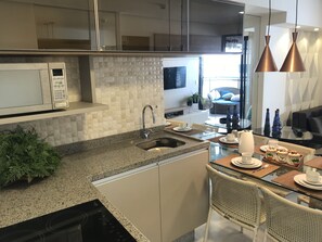 冷蔵庫、電子レンジ、オーブン、コンロ