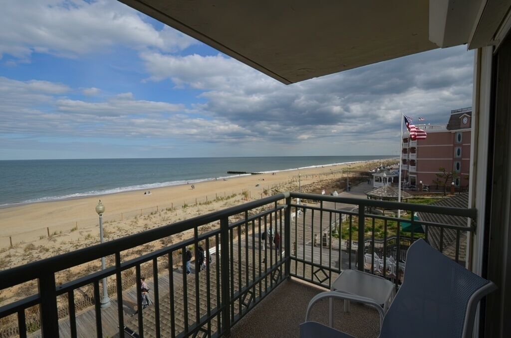 Edgewater House - Ocean Front Units With Spectacular Views!
