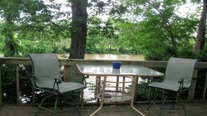 Outdoor dining - Rustic River Cabin, Charming Riverfront, Hottub, 2 Stone Fireplaces, Dock, Views (Luray)