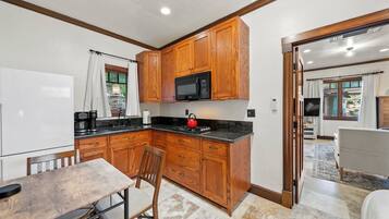 Réfrigérateur, micro-ondes, plaque de cuisson, cafetiÚre/bouilloire