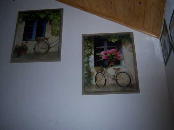 Two wall-mounted pictures of bicycles with flowers. - Casa Rural Rogel (full rental) for 7 people in Llessui-Sort- Pirineos (Llessui)