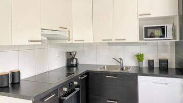 Fridge, microwave, dishwasher, cookware/dishes/utensils