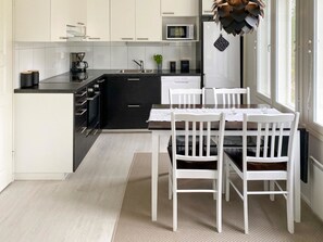 Fridge, microwave, dishwasher, cookware/dishes/utensils