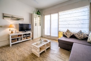 TV - Beautiful apartment in Calella 5 minutes from the beach. Close to shops and restaurants. Free WIFI. Vivalidays Ilaria. (Calella)