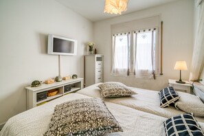 1 bedroom, free WiFi, bed sheets - Beautiful apartment in Calella 5 minutes from the beach. Close to shops and restaurants. Free WIFI. Vivalidays Ilaria. (Calella)