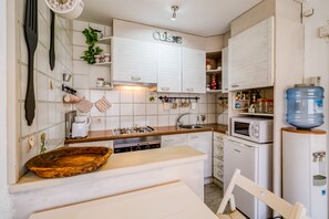 Réfrigérateur, micro-ondes, four, cafetière/bouilloire