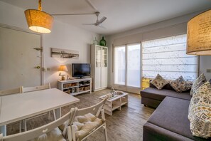 TV - Beautiful apartment in Calella 5 minutes from the beach. Close to shops and restaurants. Free WIFI. Vivalidays Ilaria. (Calella)