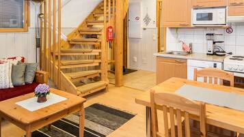 Fridge, microwave, dishwasher, cookware/dishes/utensils