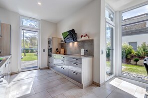 Kühlschrank, Mikrowelle, Ofen, Geschirrspüler