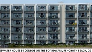 Edgewater House, ett bostadskomplex med 54 lägenheter vid strandpromenaden i Rehoboth Beach, Delaware, med en enhetlig exteriör och numrerade balkonger.