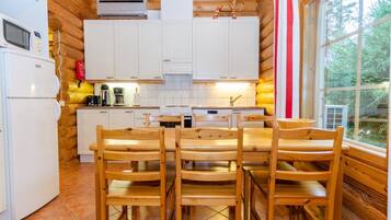 Kylskåp, mikrovågsugn, diskmaskin och barnstol