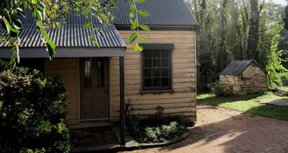 Crabapple Cottage -Lovely self contained cottage on Heritage property