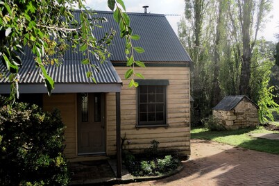 Crabapple Cottage -Lovely self contained cottage on Heritage property