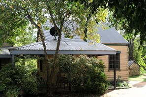 Exterior - Crabapple Cottage -Lovely self contained cottage on Heritage property (Berrima)