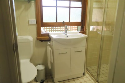 Crabapple Cottage -Lovely self contained cottage on Heritage property