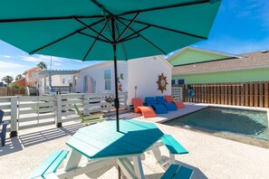 Een buitenzwembad en een verwarmd zwembad