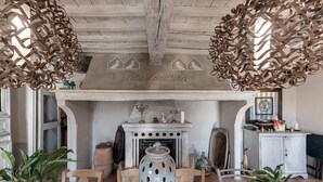 Un salon chaleureux avec une cheminée, des meubles en bois et des objets de décoration.