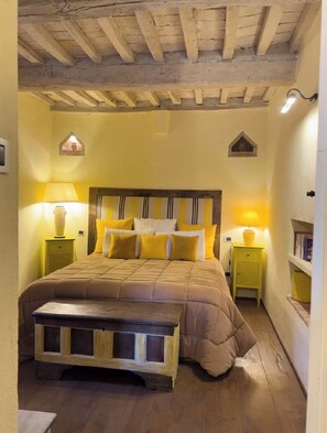 7 bedrooms, in-room safe, desk, iron/ironing board