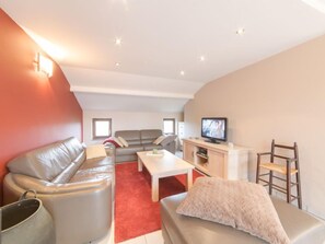 Una televisión, un reproductor de DVD, un futbolín